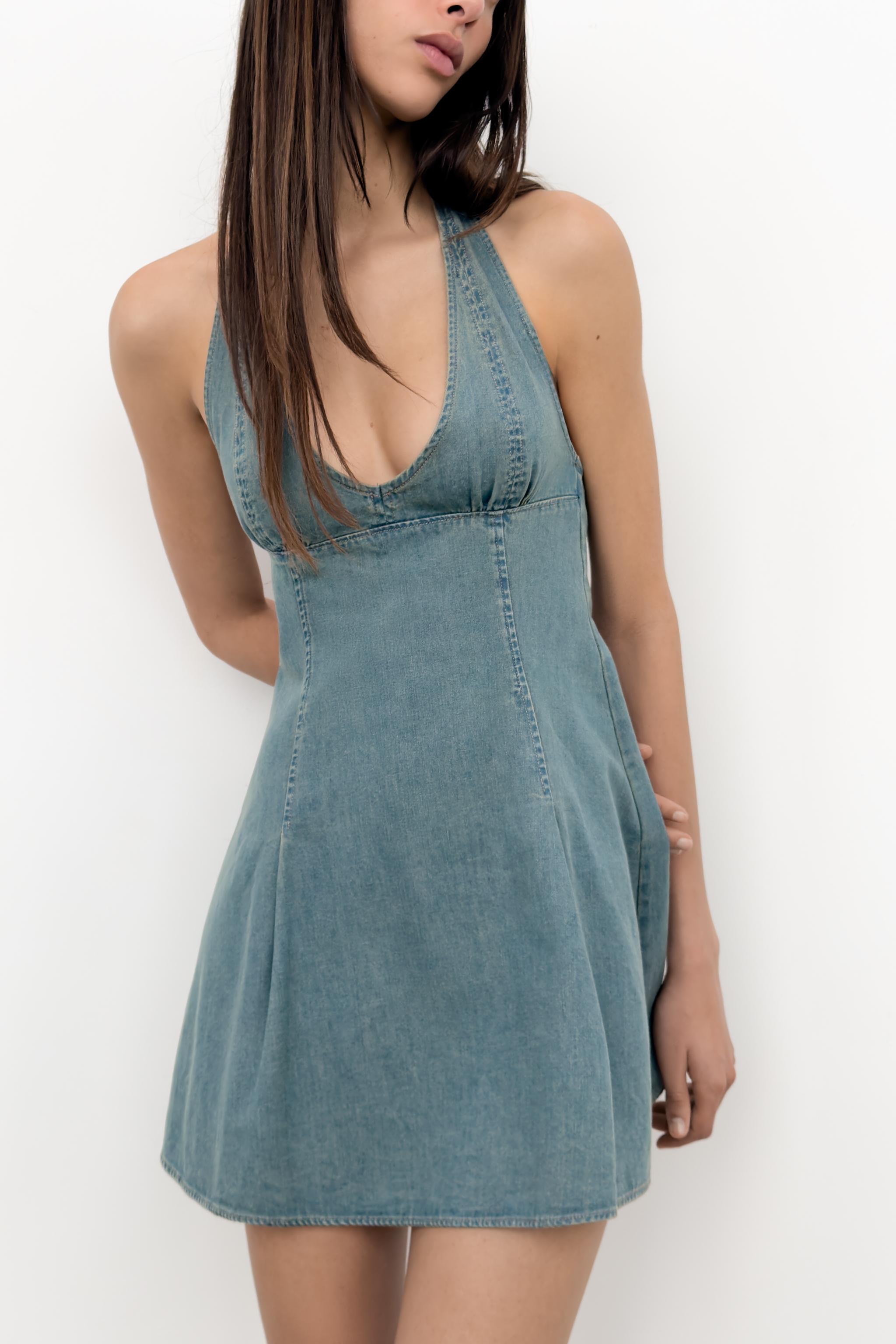 ROBE COURTE À ENCOLURE AMÉRICAINE